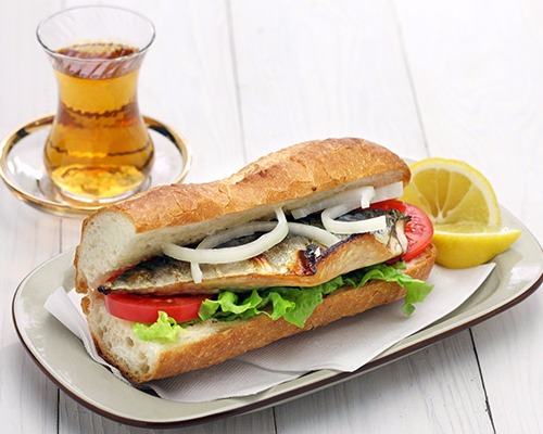 Бутерброд с рыбой (Balik ekmek)