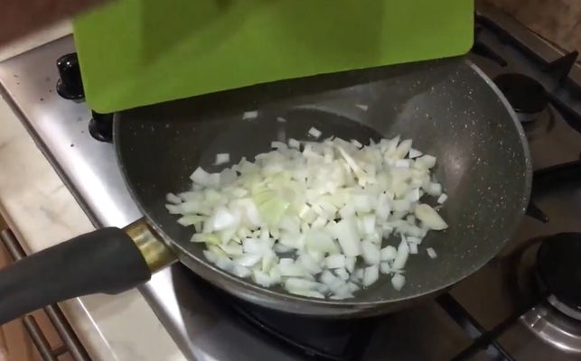Сколько готовится лук на сковороде