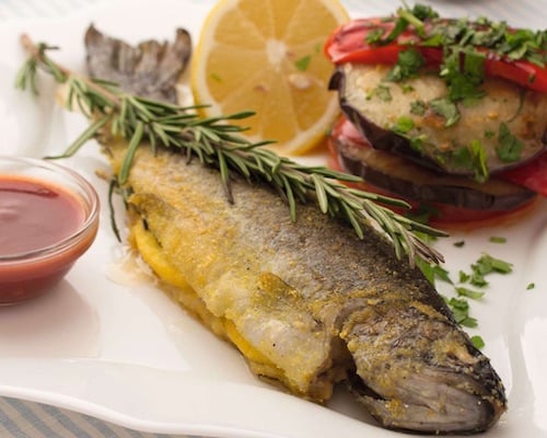 Форель на гриле с ткемали и овощами – рыбные рецепты