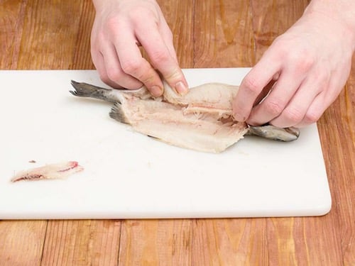 Пошаговый рецепт приготовления рыбы запеченной с грибами и травами