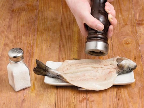 Пошаговый рецепт приготовления рыбы запеченной с грибами и травами