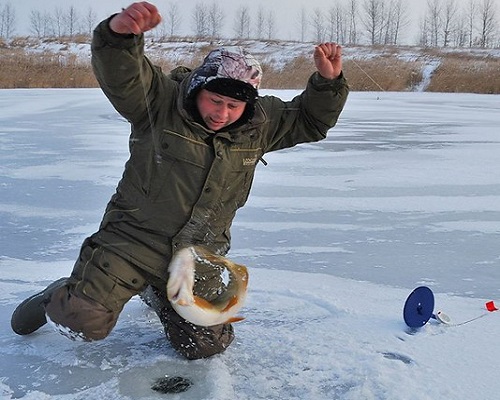 Где сверлить лунки на зимней рыбалке и как искать рыбу зимой