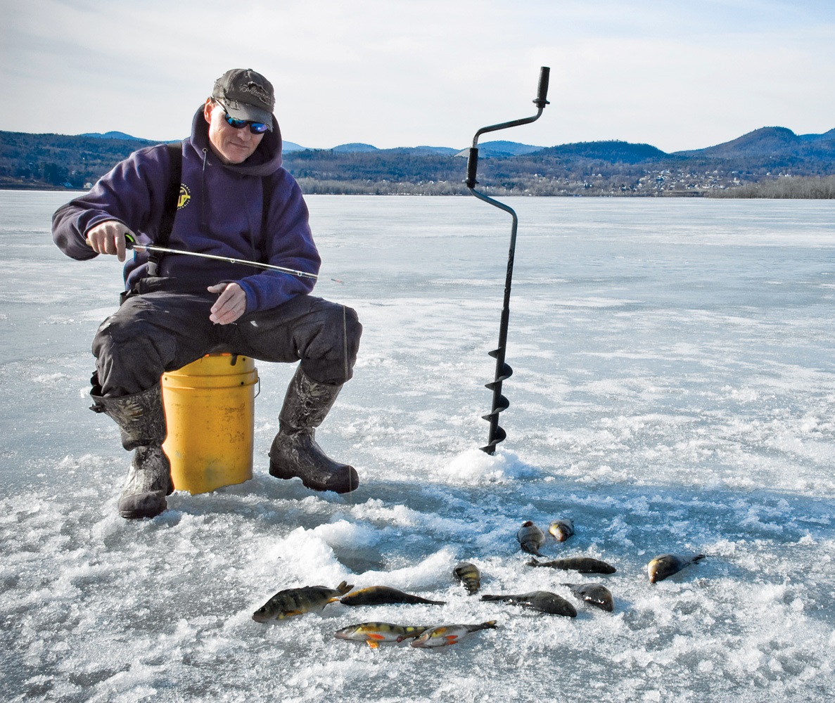 Подледный лов рыбы. Рыбаки на льду. Зимняя рыбалка. Подледная рыбалка. Рыбак зимой.